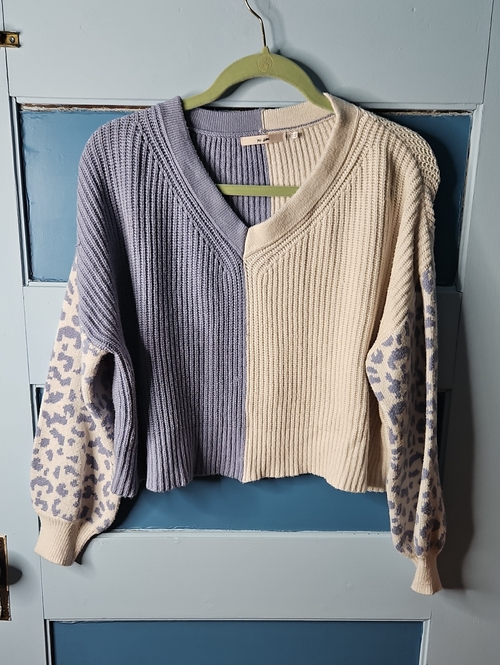 Mi Ami Colorblock Lavender & Cream V-Neck Sweater Small